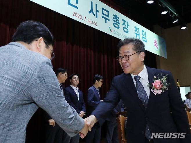 [과천=뉴시스] 김명년 기자 = 김용빈 중앙선거관리위원회 신임 사무총장이 25일 오전 경기 과천 중앙선거관리위원회에서 열린 취임식에서 과장급 직원들과 인사를 나누고 있다. 2023.07.26. kmn@newsis.com