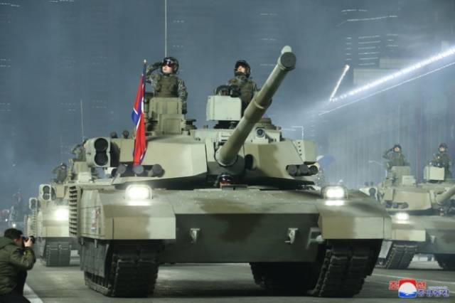 북한 인민군 창건(건군절) 75주년인 지난 2월 8일 평양 김일성 광장에서 열린 열병식에서 신형 전차들이 행진하고 있다. 연합뉴스