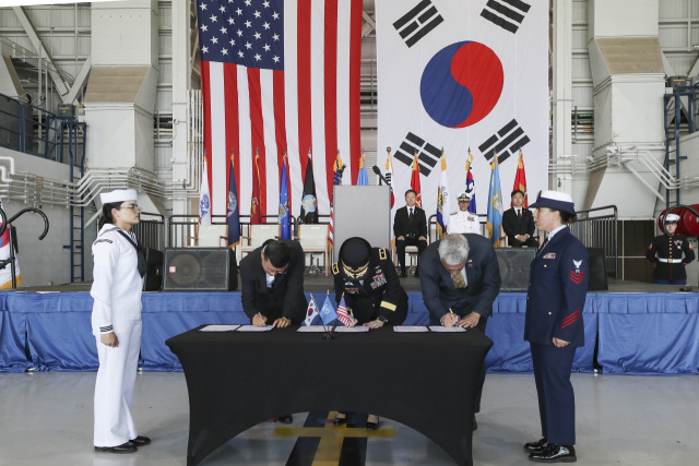 한미 양국은 25일(현지시간) 미국 하와이 히캄 공군기지에서 6·25전쟁 정전 및 한미동맹 70주년을 맞아 신범철 국방부차관과 존 아퀼리노(John C. Aquilino) 인도태평양사령관을 한미 양국 대표로 하는 국군전사자 유해 인수식을 거행했다. 사진은 (왼쪽부터) 오영대 국방부 인사기획관, 마틴 키드(Martin S. Kidd) 유엔사령부 대표, 켈리 맥케이그(Kelly K. Mckeague) 미 국방부 전쟁포로 및 실종자 확인국(Defense POW/MIA Accounting Agency, 이하 DPAA) 국장이 전사자 유해 인계인수에 서명을 하고 있는 모습. 사진 제공=국방일보