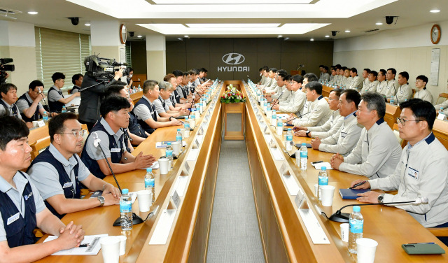 현대차 노사는 지난달 13일 울산공장 본관 동행룸에서 이동석 현대차 대표이사와 윤장혁 전국금속노조위원장, 안현호 현대자동차지부 지부장을 포함해 교섭대표 70여 명이 참석한 가운데 2023년 임단협 상견례를 가졌다. 사진제공=현대자동차