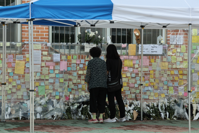 25일 서울 서초구 서이초등학교를 찾은 시민들이 담임교사 A씨를 추모하고 있다. 사진=연합뉴스