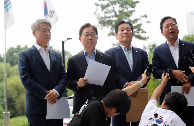 더불어민주당 인권위 상임고문인 민형배 의원(왼쪽부터), 정치탄압대책위원장인 박범계 의원, 인권위원장인 주철현 의원, 법률위원장인 김승원 의원이 지난 24일 오전 쌍방울 그룹 대북송금 사건에 연루돼 구속기소된 이화영 전 경기부지사에 대한 검찰 수사에 항의하기 위해 수원지방검찰청을 방문, 취재진의 질문에 답하고 있다. ⓒ연합뉴스