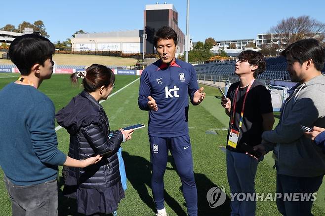 취재진과 인터뷰하는 정유석 GK 코치 (캠벨타운[호주]=연합뉴스) 김주성 기자 = 한국 여자 축구대표팀의 정유석 골키퍼 코치가 콜롬비아와의 경기를 치른 다음 날인 26일 오전(한국시간) 호주 시드니 외곽의 캠벨타운 스포츠 스타디움에서 회복훈련을 마친 뒤 인터뷰하고 있다. 2023.7.26 utzza@yna.co.kr