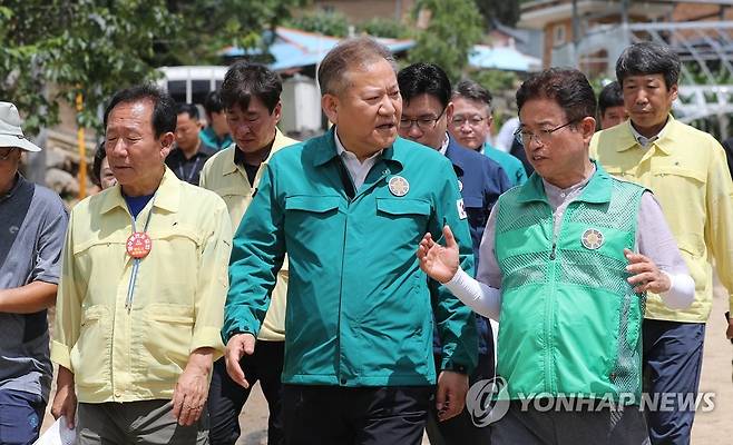 봉화 산사태 현장 찾은 이상민 장관 (봉화=연합뉴스) 윤관식 기자 = 이상민 행정안전부 장관(가운데)이 26일 오전 경북 봉화군 봉성면 우곡리 오그래미 마을 산사태 피해현장을 방문하고 있다. 2023.7.26 psik@yna.co.kr