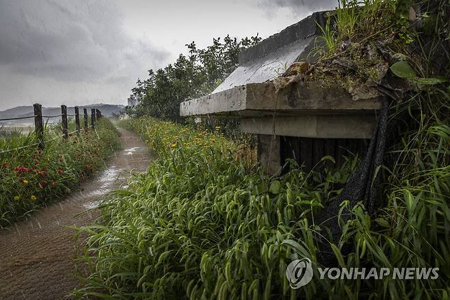 '정전70주년' 쉼터로 변신한 냉전의 유물 (파주=연합뉴스) 임병식 기자 = 정전협정일을 하루 앞둔 26일 경기도 파주시 대전차 방호벽에 산책로가 조성되어 있다. 
    파주시는 정전70주년을 맞아 군과 협조해 냉전 시기 전차 방어를 위해 만든 대전차 방호벽에 산책로와 쉼터를 조성했다. 2023.7.26 andphotodo@yna.co.kr