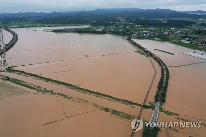 흙탕물에 잠긴 여름들녘 (함평=연합뉴스) 정회성 기자 = 24일 오전 전남 함평군 엄다면 학야리 들녘이 밤새 쏟아진 폭우에 잠겨 있다. 2023.7.24 hs@yna.co.kr