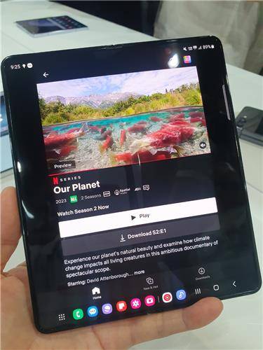 갤럭시 Z폴드5로 넷플릭스를 재생한 모습 [촬영 조성미]