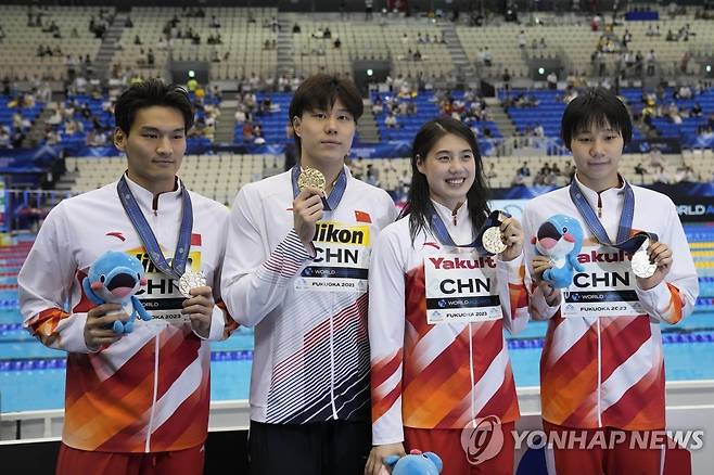 중국, 혼성 혼계영 400ｍ 우승 (후쿠오카 AP=연합뉴스) 26일 일본 후쿠오카 마린메세 후쿠오카홀에서 열린 2023 국제수영연맹 세계선수권대회 혼성 혼계영 400ｍ 결승에서 금메달을 합작한 중국 선수들이 기념 촬영하고 있다.