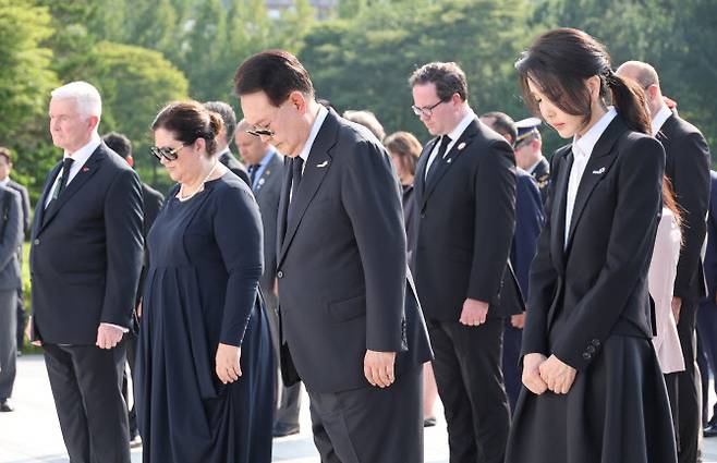 6·25 정전협정 70주년을 맞아 윤석열 대통령과 김건희 여사가 27일 부산 남구 유엔기념공원을 유엔 참전국 정부대표단과 함께 찾아 유엔군 위령탑에 헌화한 뒤 묵념하고 있다. (사진=연합뉴스)