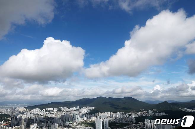 장마가 소강상태에 접어들며 무더운 날씨를 보인 25일 부산 도심 위로 파란 하늘이 펼쳐져 있다. 2023.7.25/뉴스1 ⓒ News1 윤일지 기자