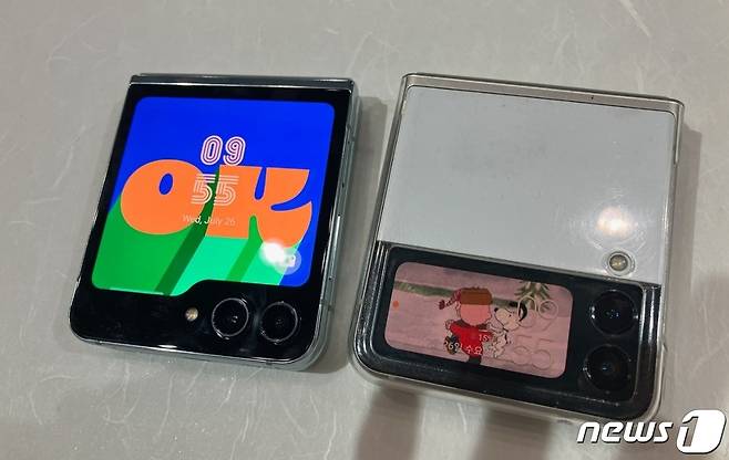 갤럭시Z플립5 외부화면(왼쪽)과 갤럭시Z플립3 외부화면(오른쪽). 2023.07.26
