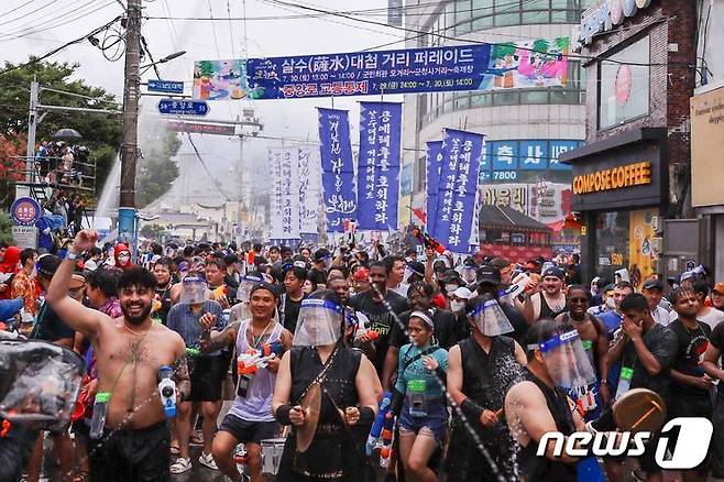 제15회 정남진 장흥물축제의 프로그램 중 하나인 살수대첩 물싸움놀이 모습./뉴스1DB