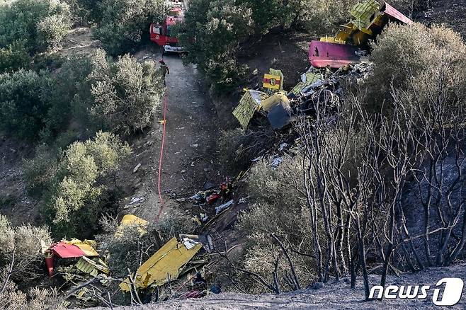 25일(현지시간) 그리스 에비아 섬 카리스토스에서 산불 진화 작업을 하던 캐나다 산 CL-215 소방 비행기가 추락한 현장에 잔해가 보이고 있다. 2023.07.25. ⓒ AFP=뉴스1 ⓒ News1 우동명 기자