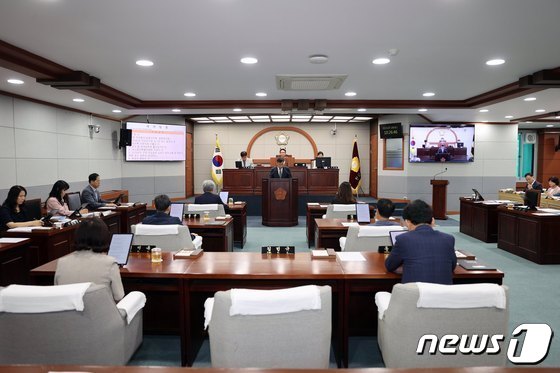 27일 전북 진안군의회가 본회의를 열고 임시회를 폐회하고 있다.(진안군의회 제공)2023.7.27/뉴스1