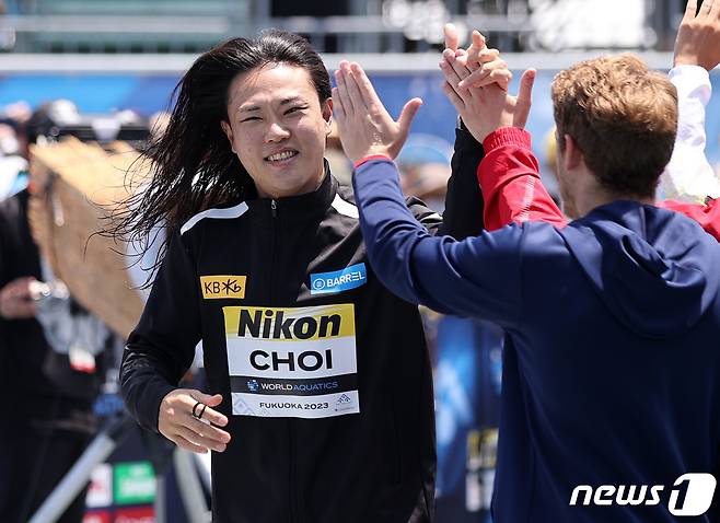 국가대표 최병화가 27일 오후 일본 후쿠오카 씨사이드 모모치 해변공원에서 열린 '2023 세계수영선수권대회' 남자부 하이다이빙 3라운드 경기에 입장하고 있다. 2023.7.27/뉴스1 ⓒ News1 구윤성 기자