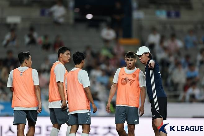 홍명보(오른쪽에서 첫 번째). 제공 | 한국프로축구연맹