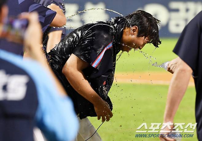 2023 KBO리그 두산 베어스와 롯데 자이언츠의 경기가 26일 잠실구장에서 열렸다. 롯데 자이언츠 구단 최초 100홀드 투수 구승민을 향해 동료들이 물세례를 하고 있다. 잠실=박재만 기자pjm@sportschosun.com/2023.07.26/