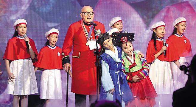 93세 영국 참전용사, 전우들 위해 '아리랑' 불렀다 - 26일 부산 해운대의 한 호텔에서 열린 유엔 참전국 감사 만찬에서 콜린 태커리(93)씨가 CBS소년소녀합창단과 함께 아리랑을 부르고 있다. 태커리씨는 영국군 소속으로 1950년부터 1952년까지 6·25에 참전했다. 태커리씨는 27일 부산 유엔기념공원에서 열리는 '정전협정 70주년·유엔군 참전의 날 기념식'에서도 아리랑을 부른다. 유엔기념공원에는 그와 함께 1951년 임진강 전투에 참전했다 전사한 옛 전우들도 묻혀있다. 태커리씨는 2019년 영국의 경연 프로그램 '브리튼스 갓 탤런트'에 참가해 역대 최고령으로 우승하기도 했다. /김동환 기자