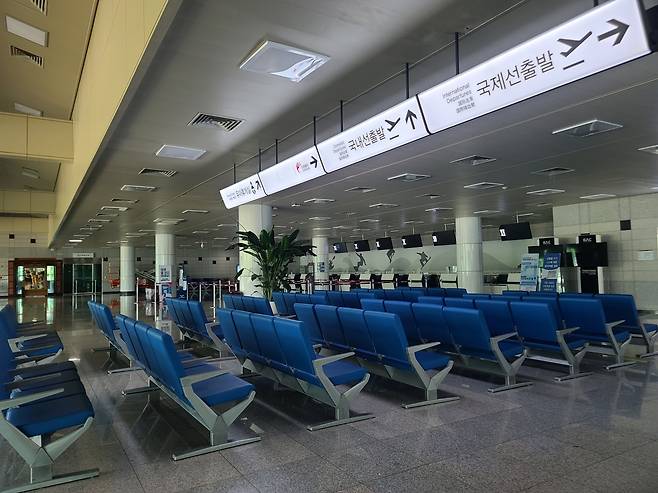 양양국제공항 대합실이 지난 19일 한산하다. 양양국제공항 거점 항공사인 플라이강원이 기업회생에 들어가며 항공기 운항이 중단됐다. /연합뉴스