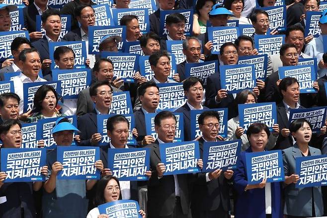 \이재명 더불어민주당 대표와 박광온 원내대표를 비롯한 의원들과 당원들이 지난 7일 국회본청 앞에서 열린 '윤석열 정권 오염수 투기 반대 촉구 결의대회'에서 구호를 외치고 있다. ⓒ데일리안 박항구 기자