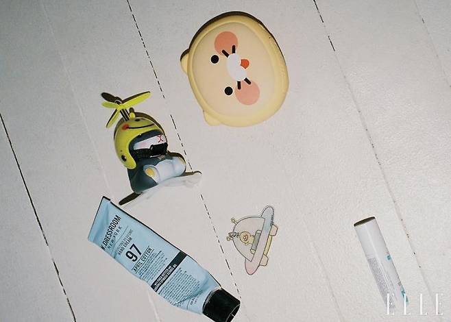 희지가 사이클링할 때 항상 가지고 다니는 헬멧 햄스터. 춘식이를 좋아하는 나를 위해 친구가 생일선물로 준 보조 배터리. 열 통째 사용하고 있는 핸드크림. 고1 때 직접 만든 캐릭터 ‘새싹이’를 활용한 키링.