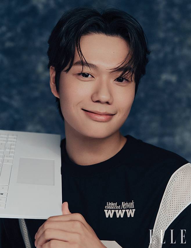 지민이 입은 블랙져지티셔츠는 Chuck.