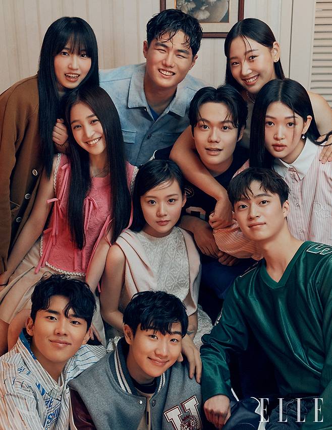 (왼쪽 위 부터 시계 방향으로) 서현이 입은 재킷은 스타일리스트 소장품. 상원이 입은 하늘색 재킷은 Beyond Closet. 희지가 입은 톱은 We11Done. 예린이 입은 스트라이프 셔츠는  Dew E Dew E. 지민이 입은 티셔츠는 Chuck. 세연이 입은 그린 톱은 Supreme. 데님 팬츠는 스타일리스트 소장품. 지우가 입은 화이트 드레스는 Bmuet(Te). 카디건은 에디터 소장품. 평석이 입은 스타디움 재킷은 Tommy Hilfiger. 정윤이 입은 스트라이프 셔츠는 Doublet. 서영이 입은 핑크 톱은 Bmuet(Te).스커트는 Tommy Hilfiger.