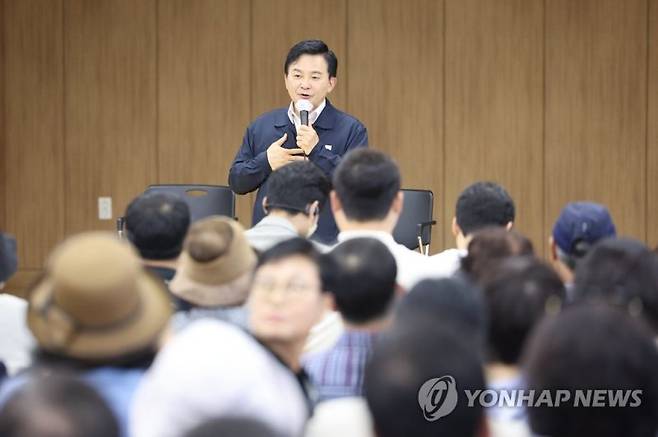 원희룡 국토교통부 장관이 27일 오전 경기 양평군 강상면 강상주민자치센터에서 열린 서울-양평 고속도로 관련 현장 주민 간담회에서 발언하고 있다. 사진=연합뉴스