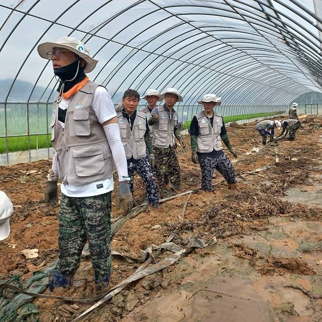 경북개발공사 임직원들이 27일 수해를 겪은 예천군 용궁면 회룡포 마을 일대를 방문해 수해복구 활동을 수행했다.