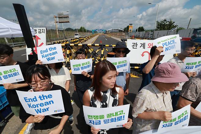 27일 오전 경기도 파주 통일대교 바리케이드 앞에서 ‘정전 70년 한반도 평화선언 발표 국내외 시민사회 기자회견’이 열리고 있다. 김혜윤 기자