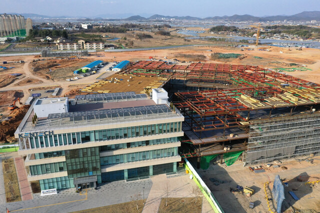 감사원이 전임 문재인 정부 국정과제로 개교한 한국에너지공과대학교(한전공대)의 설립 과정에 대한 감사에 착수했다. 감사원은 지난 3월8일부터 31일까지 한국전력공사와 산업통상자원부, 교육부, 나주시 등 4곳을 대상으로 한전공대의 설립 적법성 등을 들여다보는 실지감사(현장감사)를 진행한다고 밝혔다. 사진은 8일 오후 전남 나주시 한국에너지공과대학교 전경. 연합뉴스