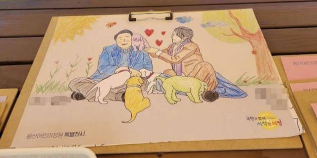 지난달부터 서울 용산어린이정원에 비치된 윤석열 대통령 부부를 주제로 한 어린이용 색칠놀이 도안. 온라인 커뮤니티 캡처
