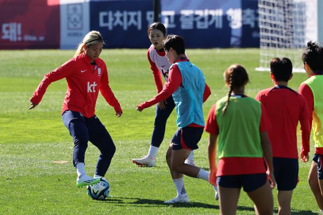 한국 여자 축구대표팀의 조소현(왼쪽)이 27일 호주 시드니 외곽의 캠벨타운 스포츠 스타디움에서 2023 국제축구연맹(FIFA) 호주·뉴질랜드 여자월드컵 2차전 모로코전 대비 훈련에서 드리블을 시도하고 있다. 시드니=연합뉴스