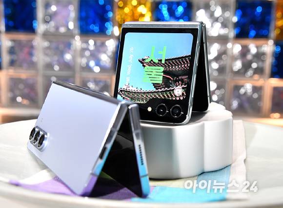 26일 오후 서울 강남구 삼성동 코엑스에서 열린 삼성 '갤럭시 언팩' 행사에 전시된 '갤럭시Z플립5', '갤럭시Z폴드5' [사진=곽영래 기자]