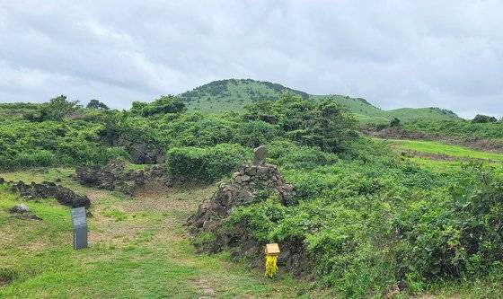 제주 4ㆍ3 유적지 다랑쉬굴. 최근 진입로 공사를 마무리해서 쉽게 찾아갈 수 있다. 유적지 뒤로 용눈이오름이 보인다.