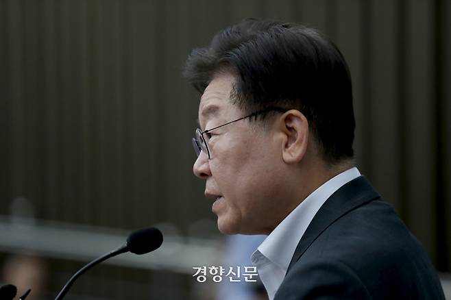 이재명 더불어민주당 대표가 27일 국회에서 열린 의원총회에서 발언하고 있다. 박민규 선임기자