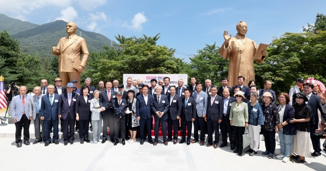 27일 경북 칠곡군 다부동 전적기념관에서 열린 ‘이승만‧트루먼 대통령 동상 제막식’에서 참석자들이 기념 촬영하고 있다.   경북도 제공