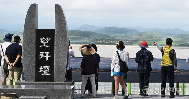 6·25전쟁 정전 협정 70주년을 하루 앞둔 26일 ‘2023 한강하구중립수역평화축제’ 평화순례 참가자들이 인천 강화군 양사면 강화평화전망대에서 손에 잡힐듯 가까운 북한 황해 도 개풍군 일대 마을을 바라보고 있다. 장용준기자