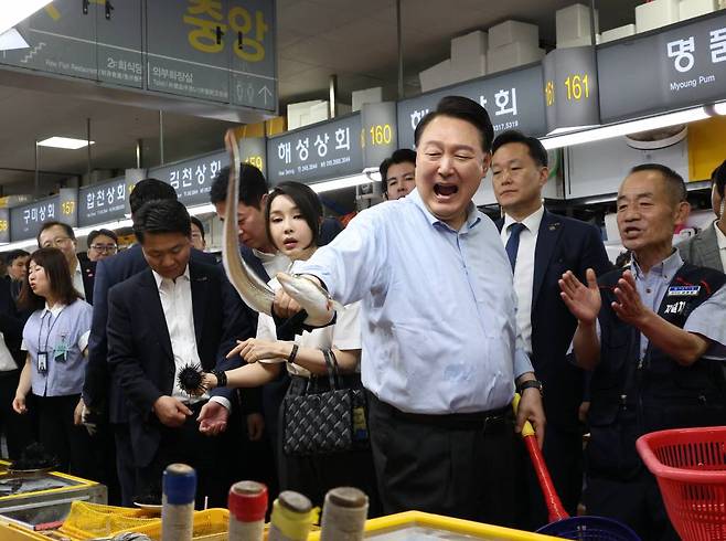 [부산=뉴시스] 홍효식 기자 = 윤석열 대통령이 27일 부산 중구 자갈치시장을 찾아 장어를 잡고 있다. (대통령실통신사진기자단) 2023.07.27.