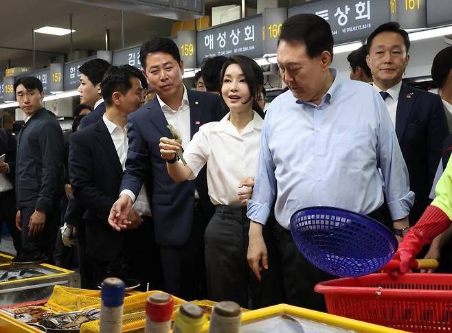 [부산=뉴시스] 홍효식 기자 = 윤석열 대통령 부인 김건희 여사가 27일 부산 중구 자갈치시장을 찾아 새우를 들어보이고 있다. (대통령실통신사진기자단) 2023.07.27.
