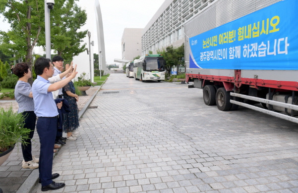 문영훈 광주광역시행정부시장이 27일 오전 시청사 앞에서 수해지역인 충남 논산시에 전달될 재난구호물품 및 자원봉사자들을 배웅하고 있다./사진=광주시