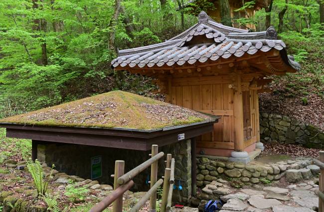 왼쪽이 방아다리약수. 오른쪽은 용신을 모시는 용신당이다.