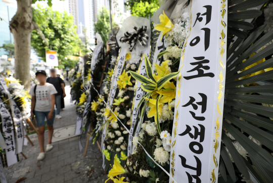 27일 서울 서초구 서이초등학교에 최근 스스로 목숨을 끊은 교사를 추모하는 화환이 놓여 있다. 뉴시스