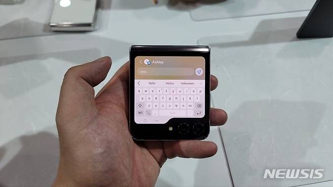 [서울=뉴시스]26일 삼성전자의 '갤럭시 언팩 2023'이 개최된 서울 강남구 코엑스에 전시된 '갤럭시 Z 플립5'의 플렉스 윈도우로 메시지 앱을 이용하고 있다. (사진=윤현성 기자)