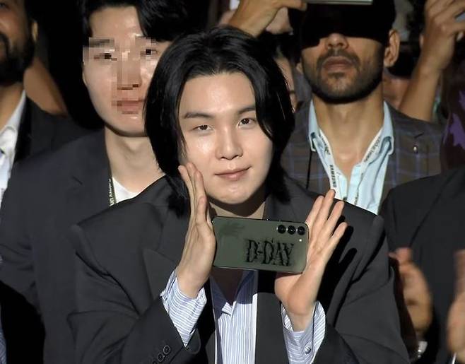 [서울=뉴시스] 방탄소년단(BTS) 슈가(30·민윤기)가 26일 오후 8시 서울 강남구 코엑스에서 열린 '갤럭시 언팩 2023 인 서울'에 참석했다. (사진=삼성전자 유튜브 캡처) *재판매 및 DB 금지