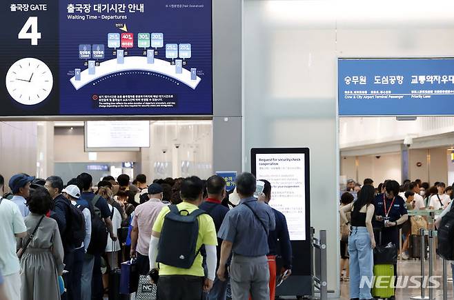 [인천공항=뉴시스] 최동준 기자 = 3일 인천국제공항 제1여객터미널 출국장이 이용객으로 붐비고 있다. 올해 상반기 국제선 여객수가 지난해 연간 국제선 여객수를 넘어섰으며 여름 휴가철을 맞아 해외여행 수요가 폭발적으로 늘어나고 있다. 2023.07.03. photocdj@newsis.com