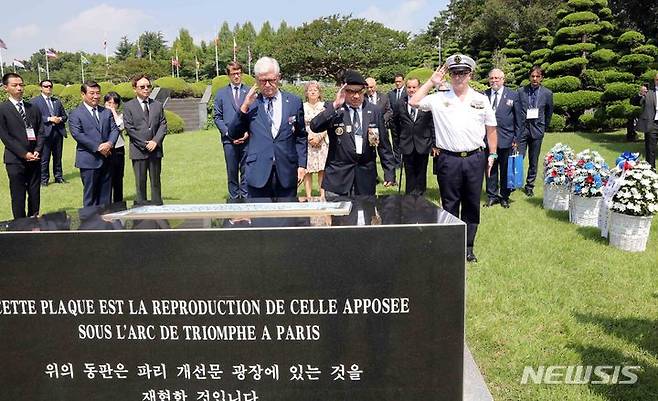 [부산=뉴시스] 하경민 기자 = 6·25전쟁 정전협정 70주년 기념일인 27일 부산 남구 유엔기념공원을 방문한 프랑스 참전용사가 전우들의 묘역을 참배하고 있다. 2023.07.27. yulnetphoto@newsis.com