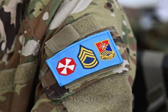 소대장 교육생 왼쪽 어깨에 부착하는 패치. 왼쪽부터 미8군 부대 마크, 미군 중사 계급 마크, 카투사교육대가 속한 미8군 부사관학교 마크.