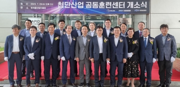 한국광산업진흥회는 26일 한국광산업진흥회에서 미래 모빌리티 산업 및 반도체 전문인력 양성을 위한 ‘미래차용 전력반도체 첨단산업 공동훈련센터 개소식’을 개최했다. 광산업진흥회 제공