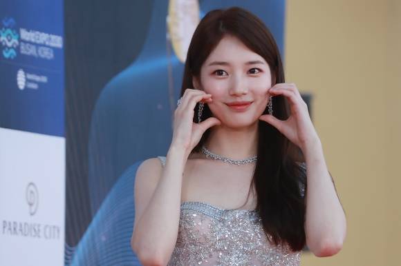 가수 겸 배우 수지가 19일 오후 인천 영종도 파라다이스시티 호텔에서 열린 제2회 청룡시리즈어워즈 레드카펫 행사에서 포즈를 취하고 있다. 2023.7.19 연합뉴스